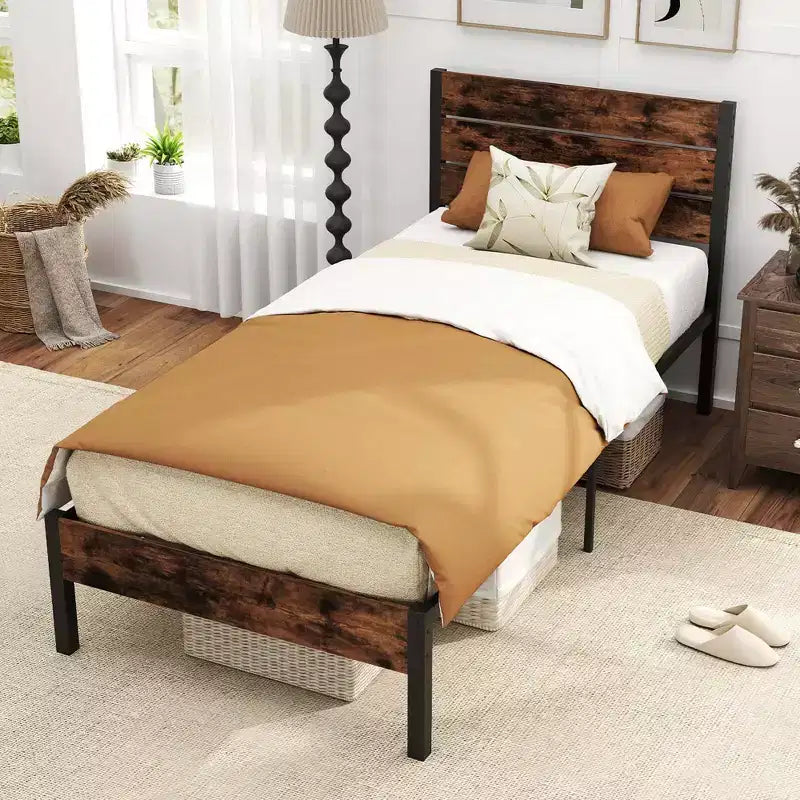Struttura letto matrimoniale/queen/king size con testiera alta in stile industriale, supporti a doghe in metallo resistente marrone