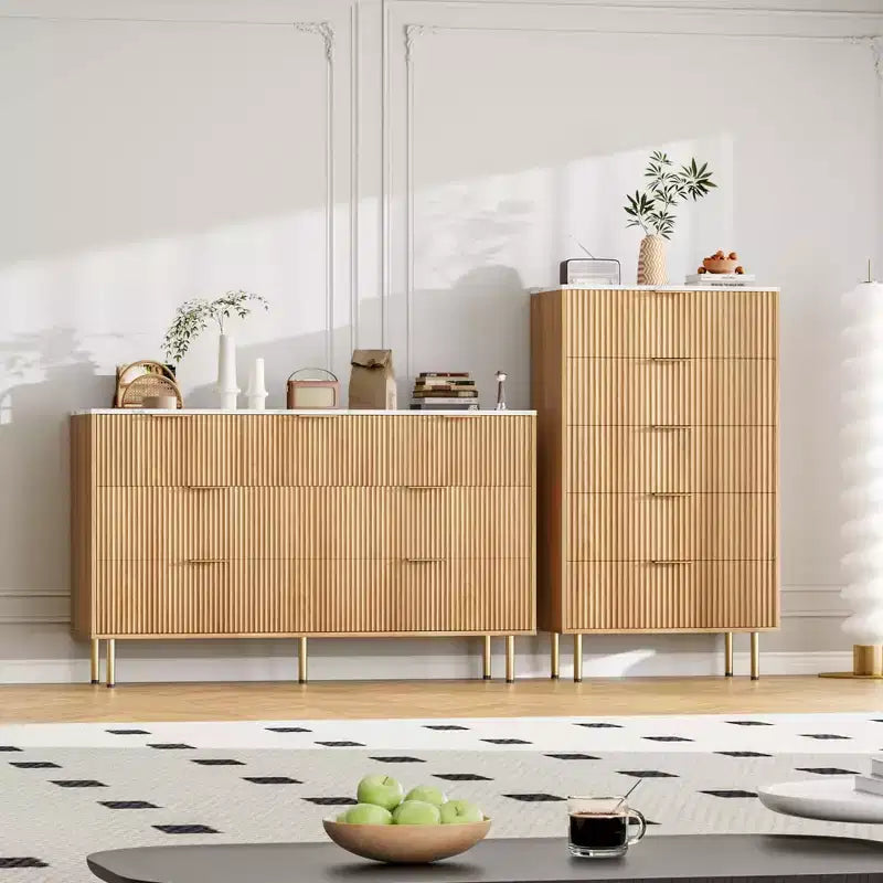 Comò alto in legno con scanalature, 5 cassetti e maniglie dorate per camera da letto, soggiorno, corridoio, ingresso