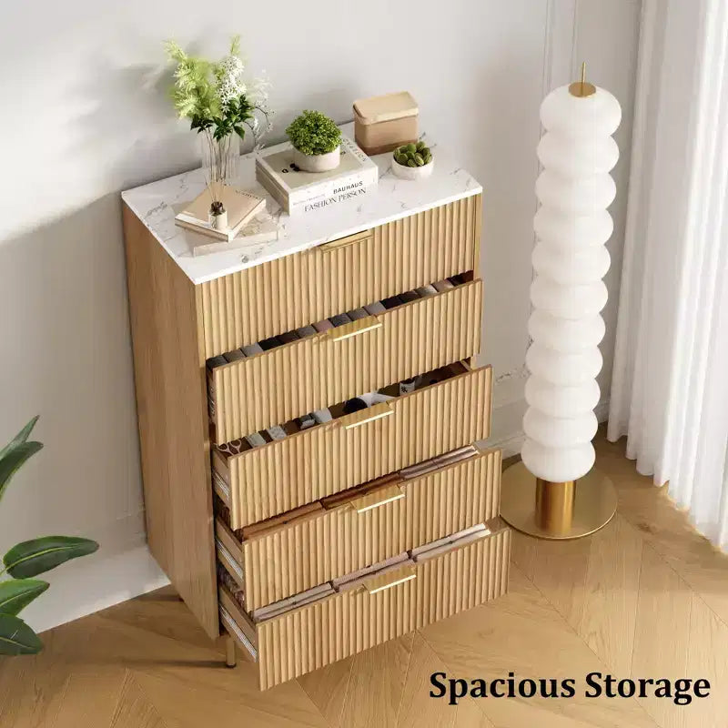 Comò alto in legno con scanalature, 5 cassetti e maniglie dorate per camera da letto, soggiorno, corridoio, ingresso