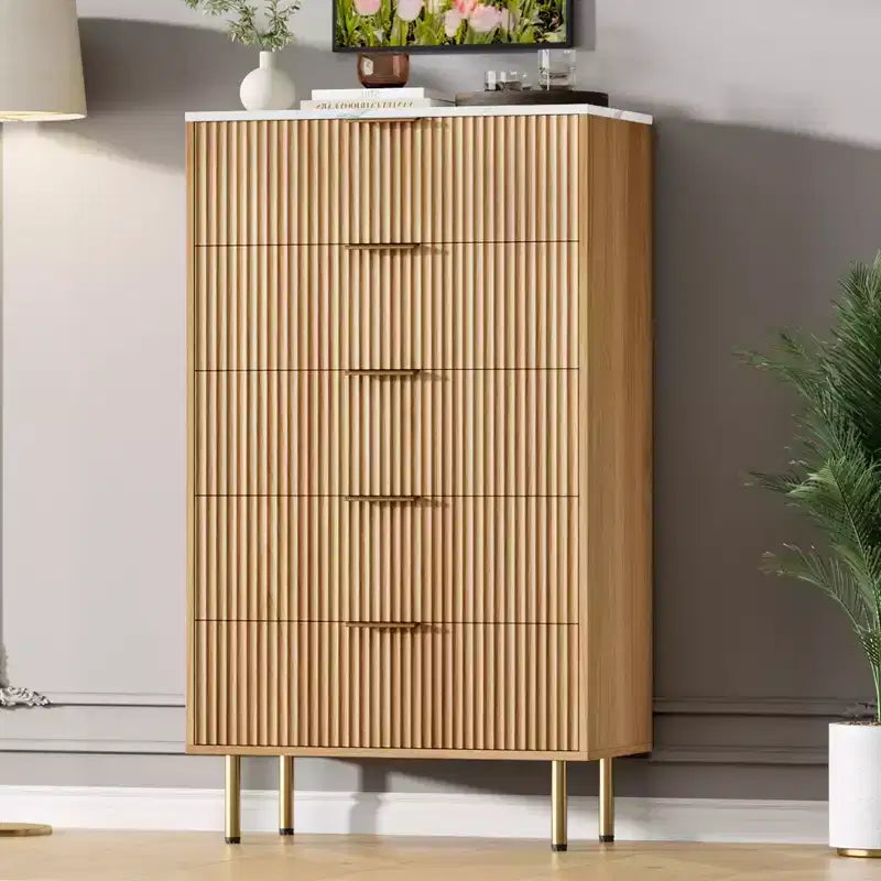 Comò alto in legno con scanalature, 5 cassetti e maniglie dorate per camera da letto, soggiorno, corridoio, ingresso